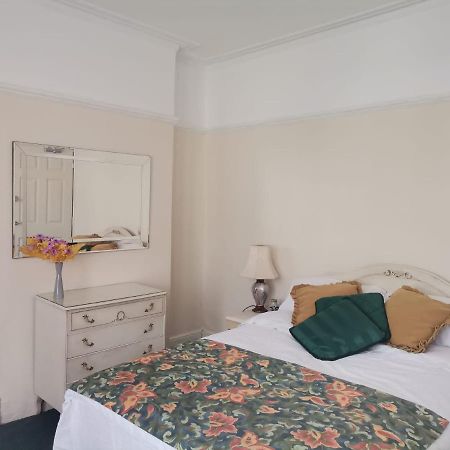 Double Room Available- London Seven Kings Seven Kings Train Station Ilford Exterior photo
