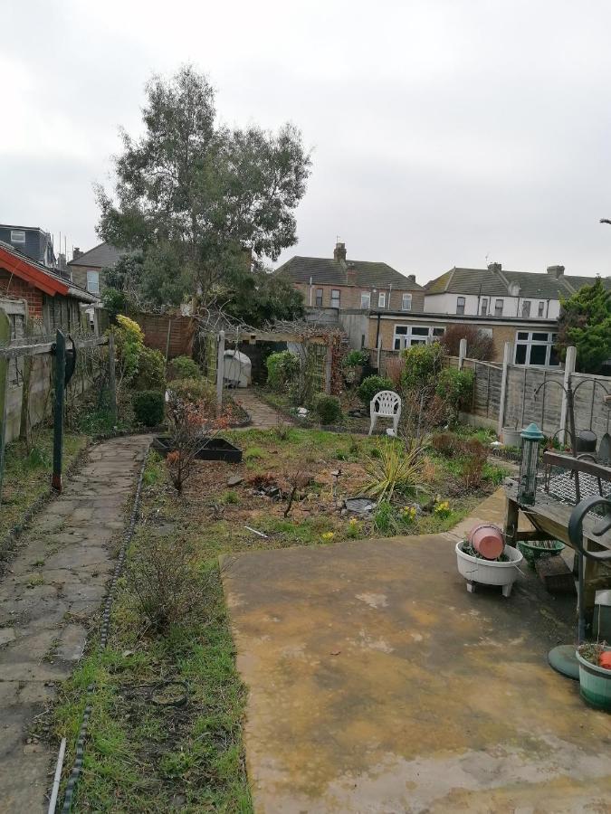 Double Room Available- London Seven Kings Seven Kings Train Station Ilford Exterior photo